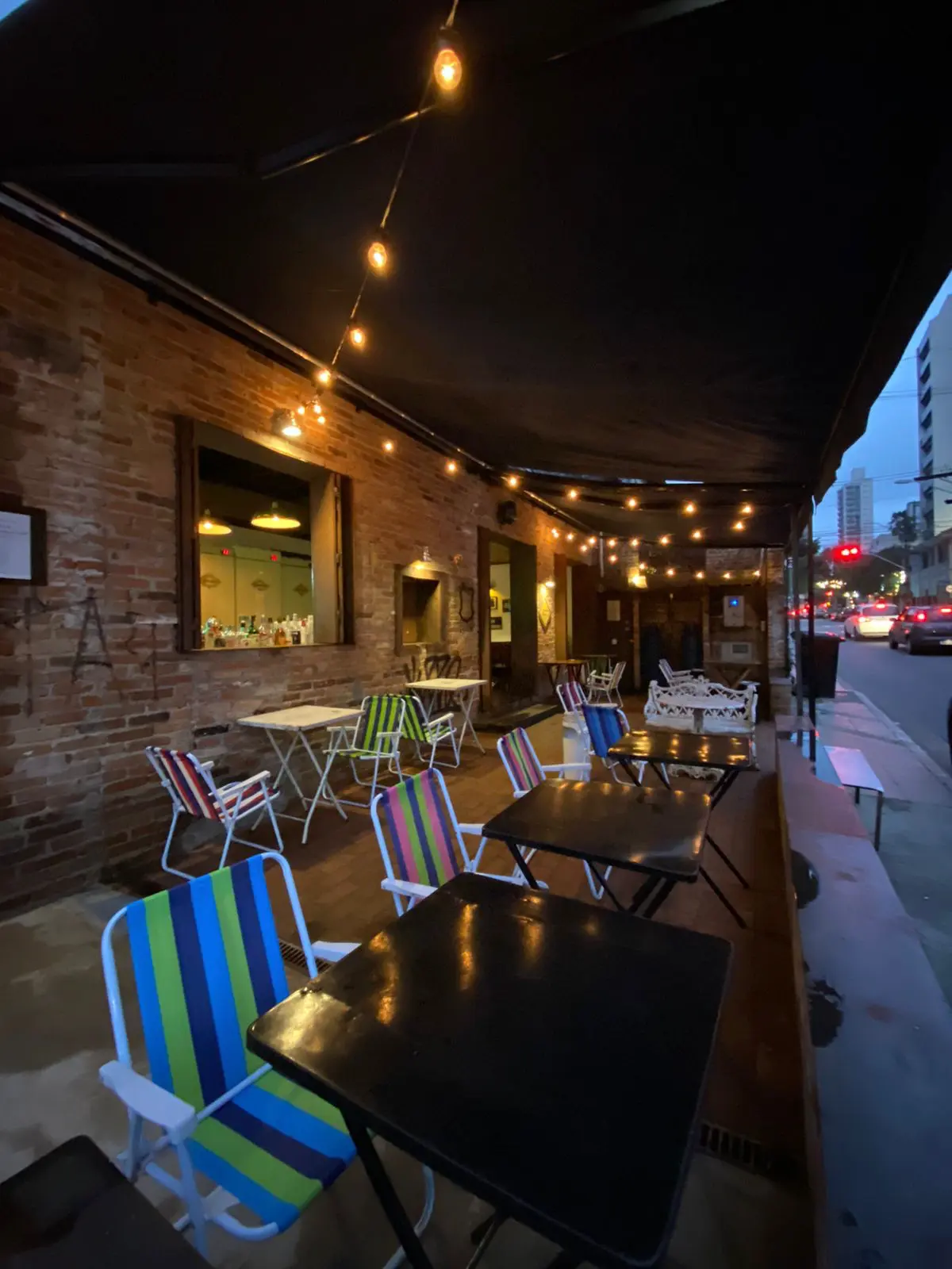 Bar com Cadeiras de Praia, a Síntese de Pinheiros