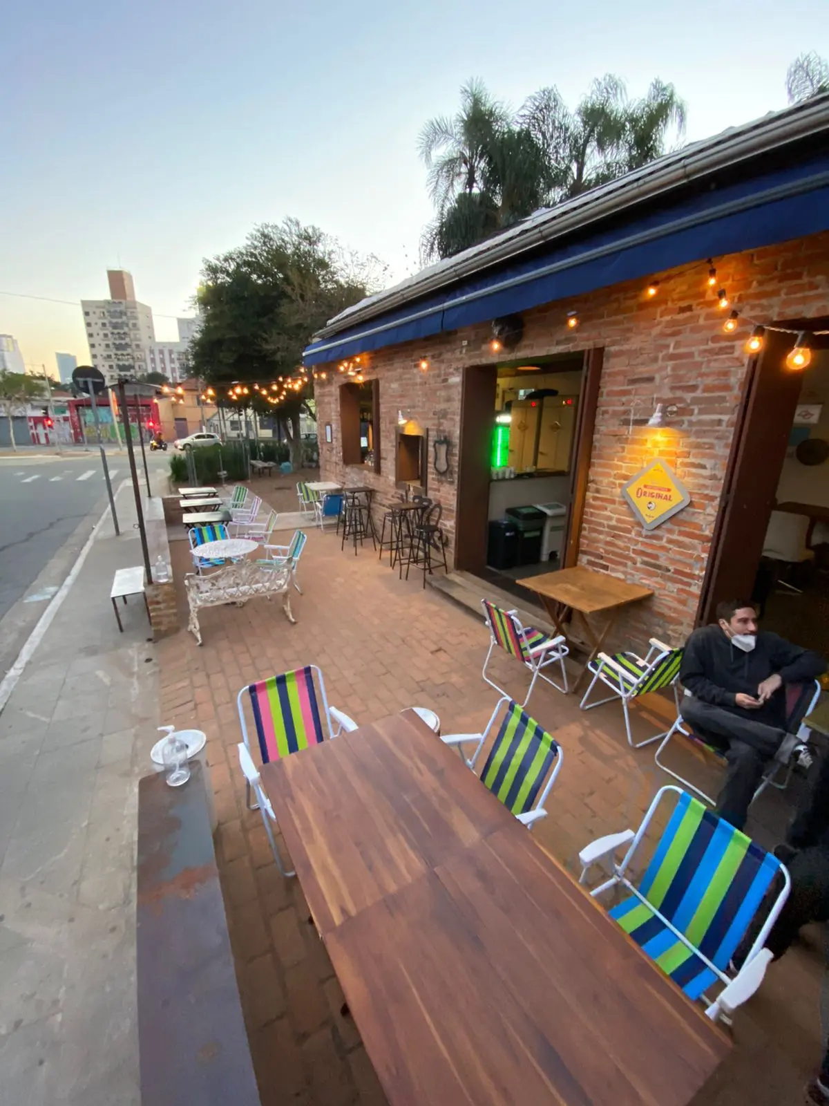 Bar com Cadeiras de Praia, a Síntese de Pinheiros