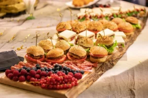 catering para eventos em são paulo com sanduiches, frutas e frios