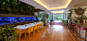 Sala de estar com aquario e piscina de fundo