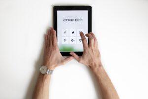 Tablet com logos de redes sociais