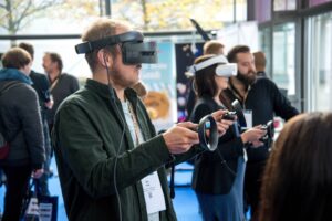 Convidados de um eventos usando óculos de realidade virtual