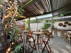 jardim do bangalô bar com mesa alta e banquetas