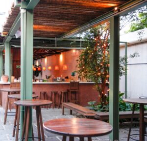 jardim do bangalo bar com bar aberto, plantas e banquetas