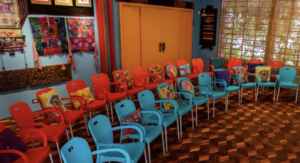 cadeiras dispostas como plateia na casa casulo casa de eventos em são paulo