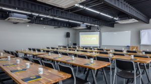 Sala com mesas prancha e projetor para reuniões em são paulo