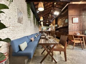 salão interno bangalo bar com sofás mesas e cadeiras para eventos