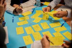 brainstorm de equipe em evento kick off