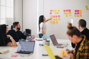 evento de kick-off com lousa post-it